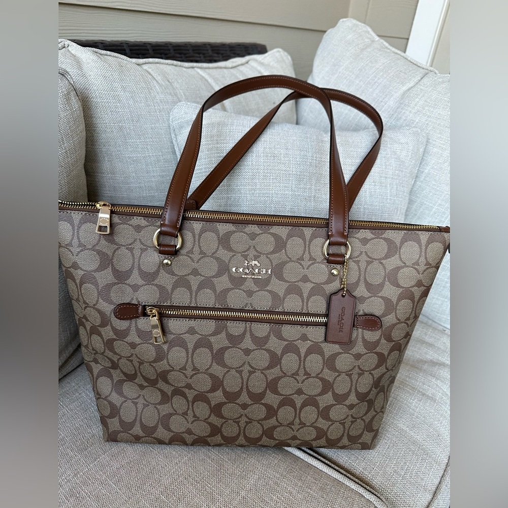 Coach gallery tote in signature canvas - Picture 2 of 13